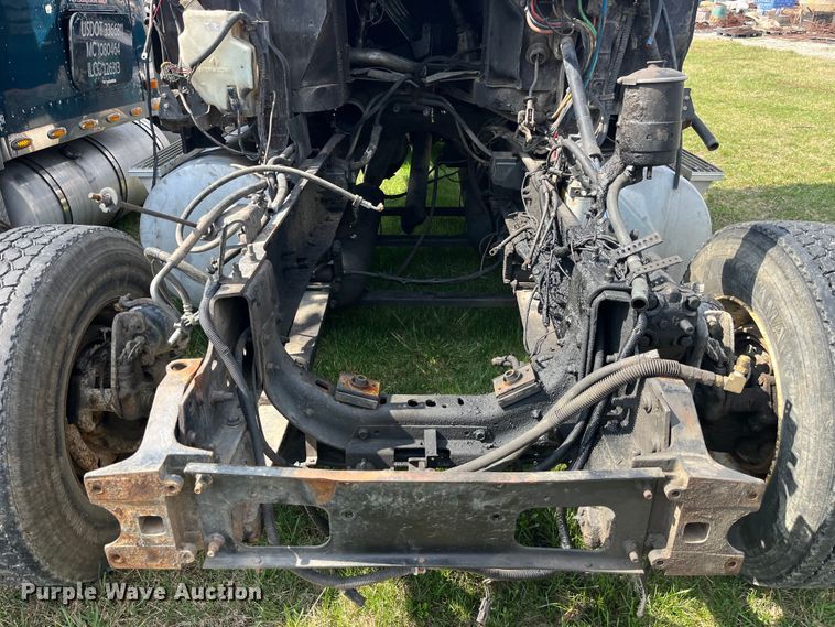 image for item LD9317 2001 International  9900i semi truck