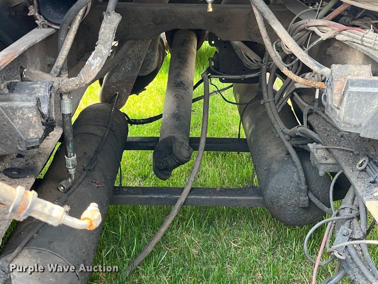 image for item LD9317 2001 International  9900i semi truck