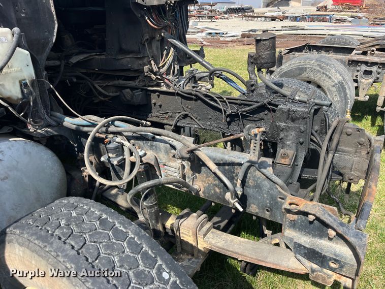 image for item LD9317 2001 International  9900i semi truck