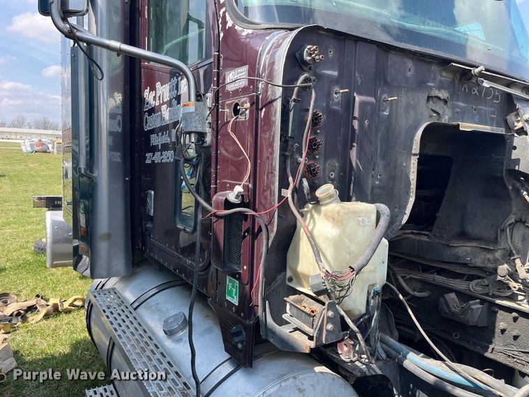 image for item LD9317 2001 International  9900i semi truck