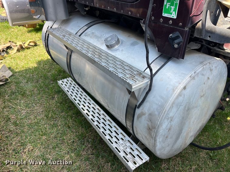 image for item LD9317 2001 International  9900i semi truck