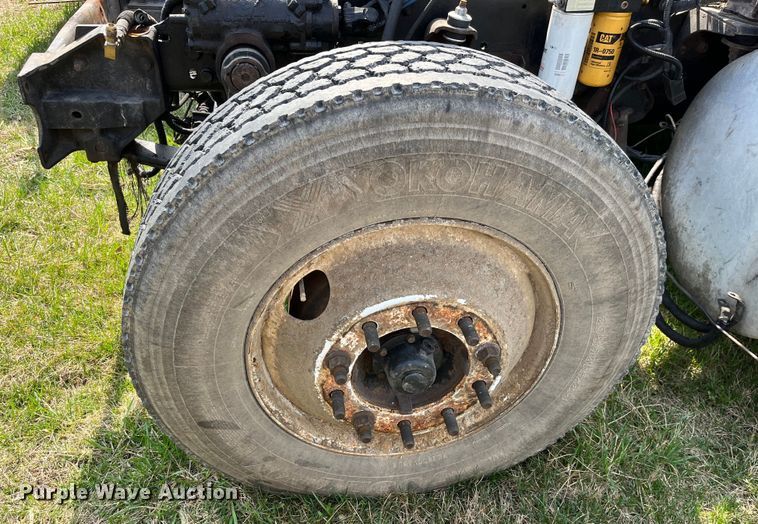 image for item LD9317 2001 International  9900i semi truck