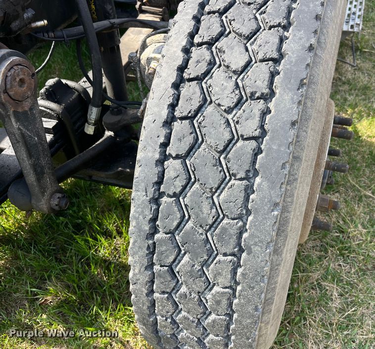 image for item LD9317 2001 International  9900i semi truck