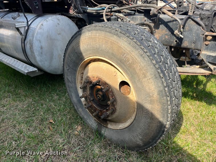 image for item LD9317 2001 International  9900i semi truck