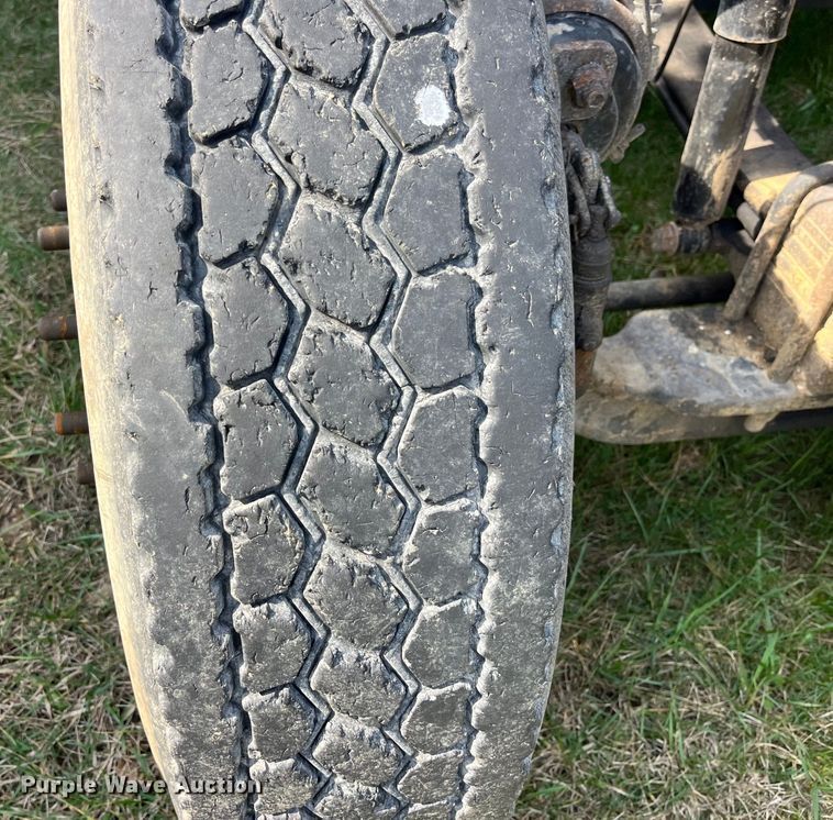 image for item LD9317 2001 International  9900i semi truck