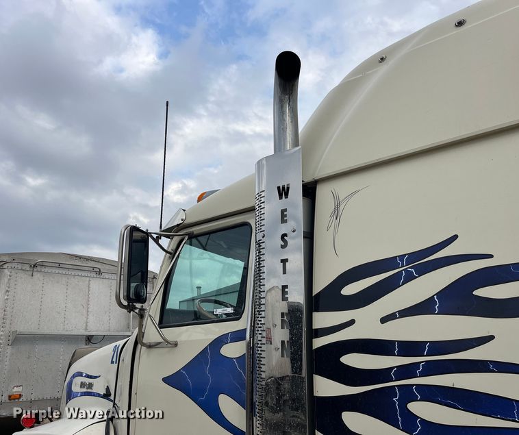 image for item LD9349 2005 Western Star 4900EX semi truck