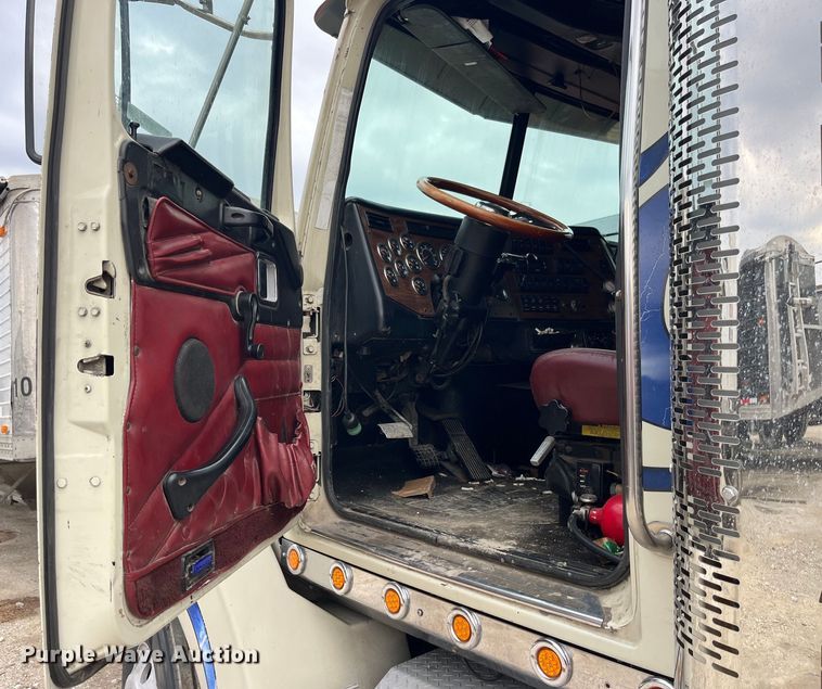 image for item LD9349 2005 Western Star 4900EX semi truck