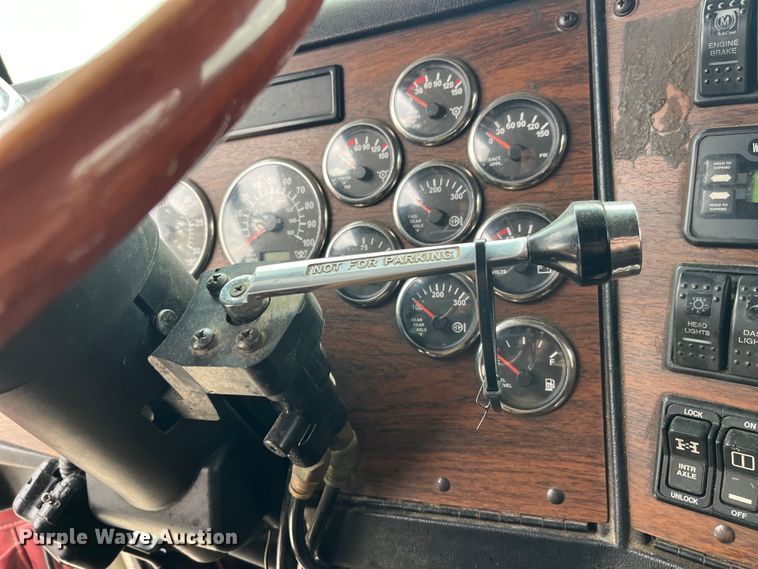 image for item LD9349 2005 Western Star 4900EX semi truck