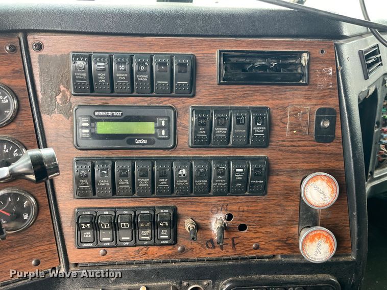 image for item LD9349 2005 Western Star 4900EX semi truck