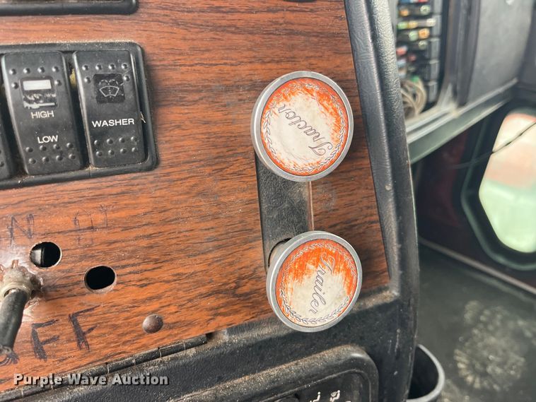 image for item LD9349 2005 Western Star 4900EX semi truck