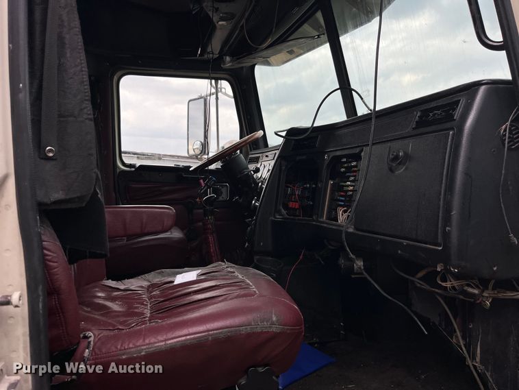 image for item LD9349 2005 Western Star 4900EX semi truck