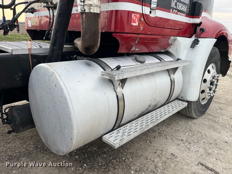 image for item LD9350 2003 International  9200i semi truck