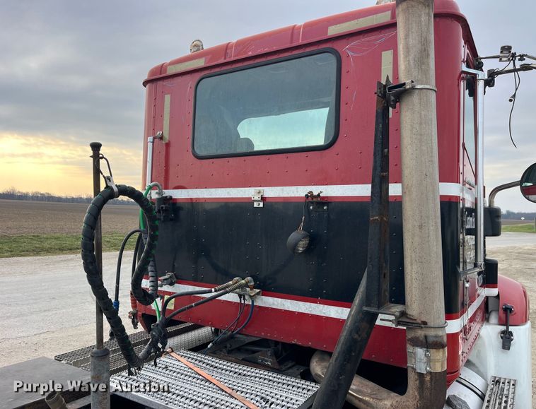 image for item LD9350 2003 International  9200i semi truck