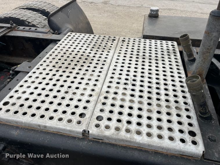 image for item LD9350 2003 International  9200i semi truck