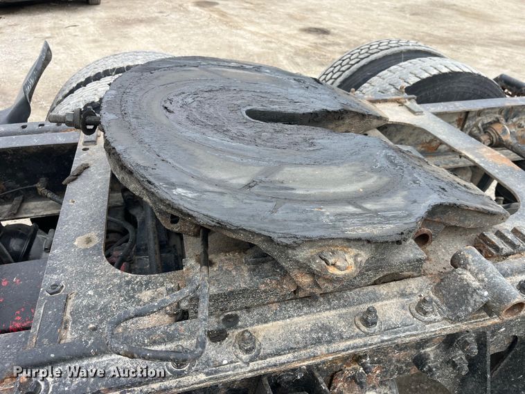 image for item LD9350 2003 International  9200i semi truck