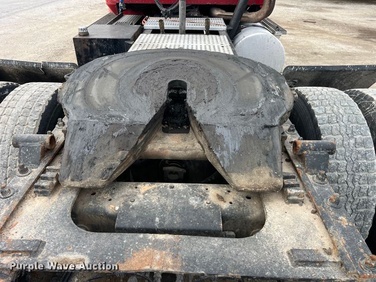 image for item LD9350 2003 International  9200i semi truck