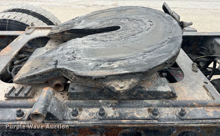 image for item LD9350 2003 International  9200i semi truck