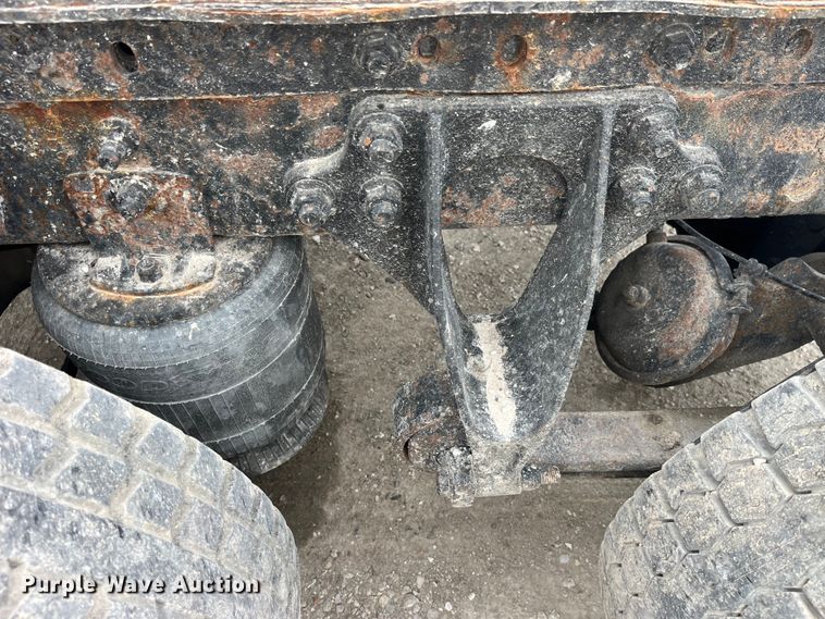 image for item LD9350 2003 International  9200i semi truck