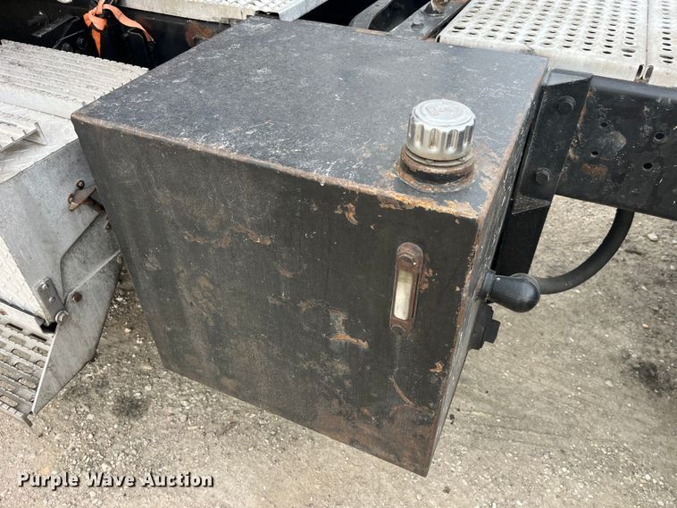 image for item LD9350 2003 International  9200i semi truck