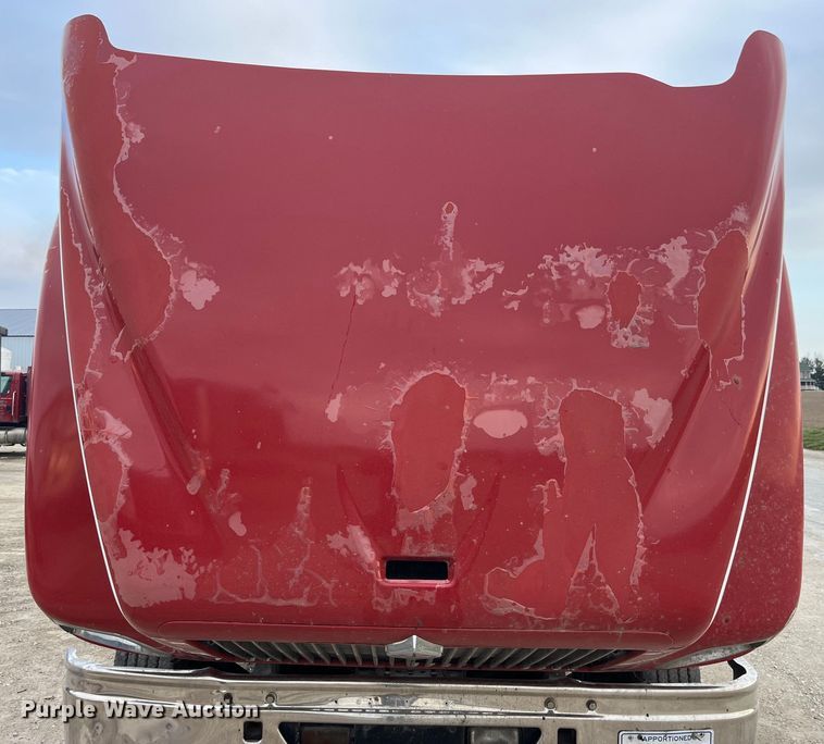 image for item LD9350 2003 International  9200i semi truck