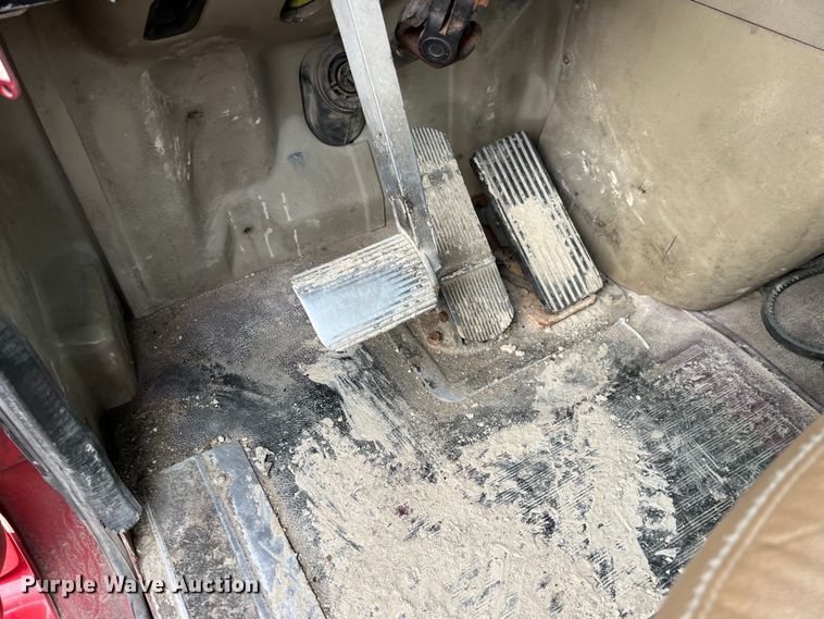 image for item LD9350 2003 International  9200i semi truck