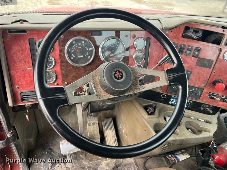 image for item LD9350 2003 International  9200i semi truck