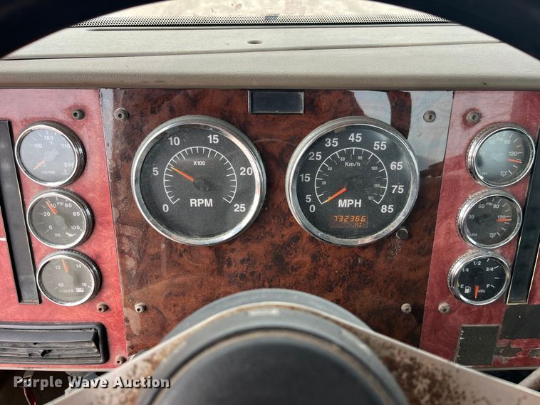 image for item LD9350 2003 International  9200i semi truck