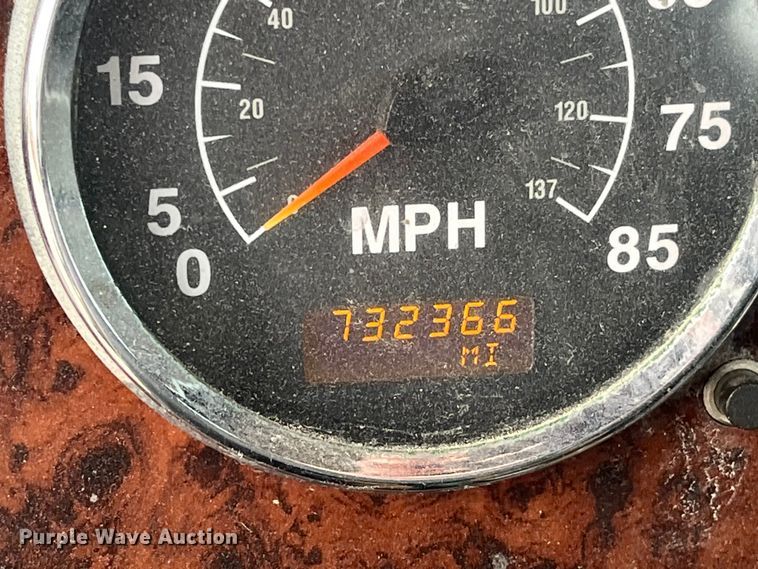 image for item LD9350 2003 International  9200i semi truck