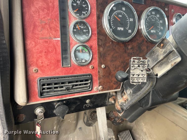 image for item LD9350 2003 International  9200i semi truck