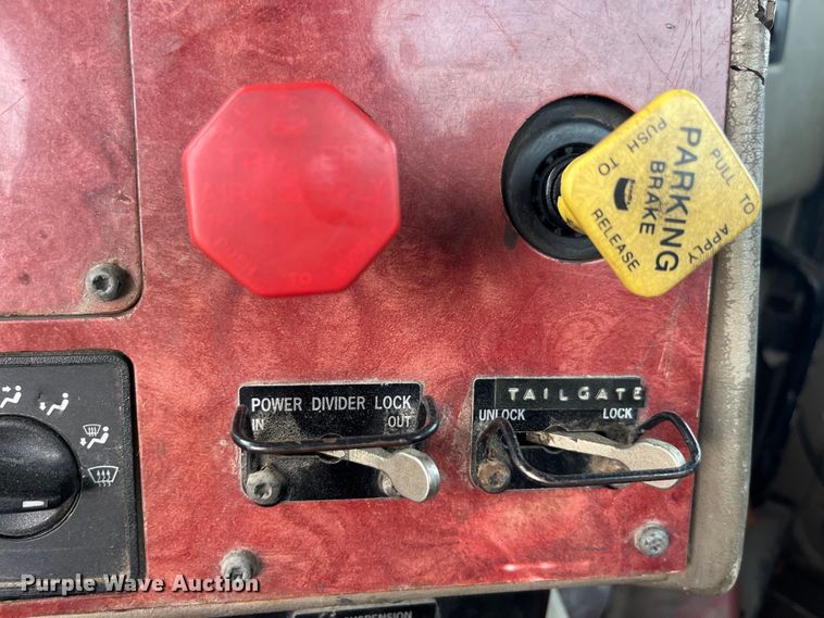 image for item LD9350 2003 International  9200i semi truck