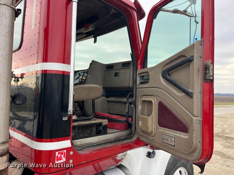 image for item LD9350 2003 International  9200i semi truck