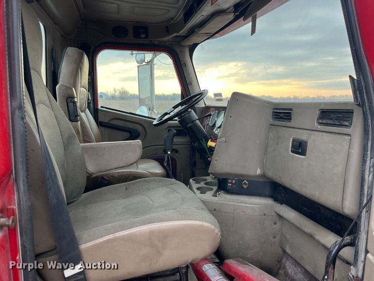 image for item LD9350 2003 International  9200i semi truck