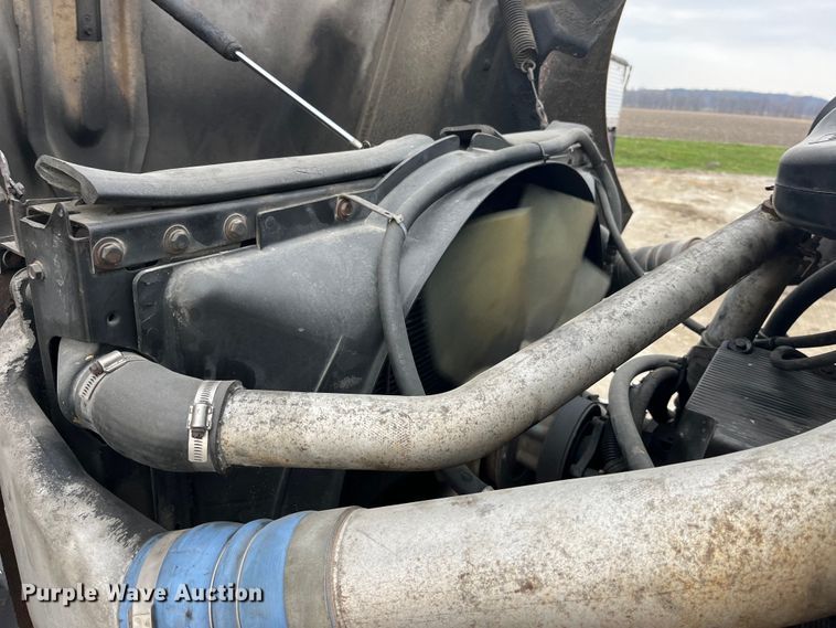 image for item LD9350 2003 International  9200i semi truck