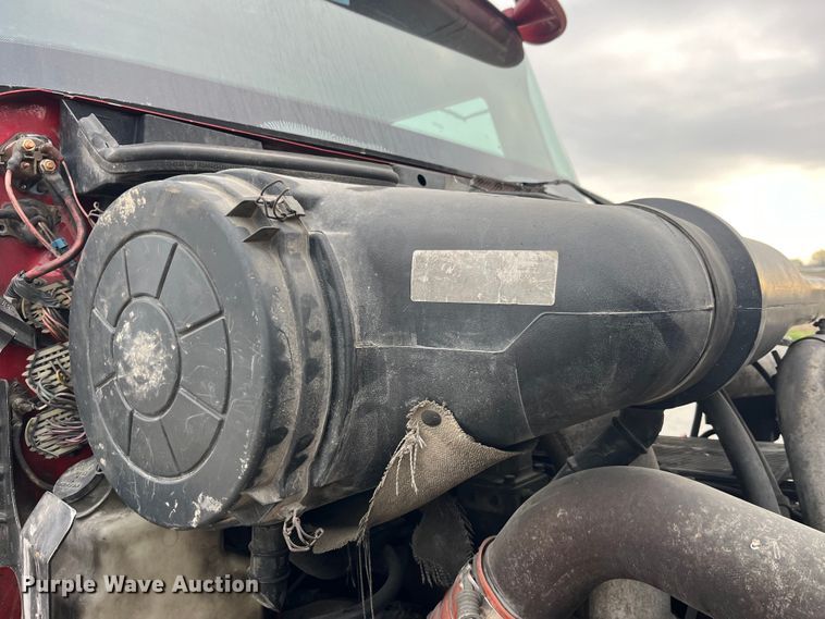 image for item LD9350 2003 International  9200i semi truck