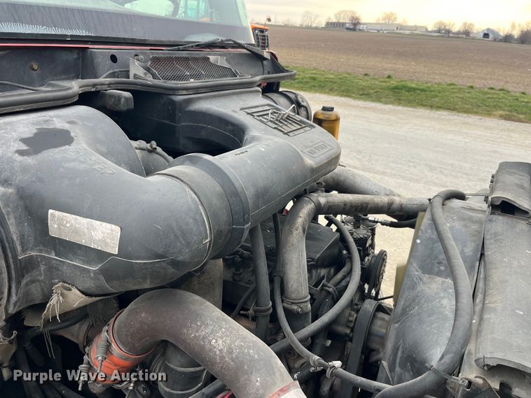 image for item LD9350 2003 International  9200i semi truck