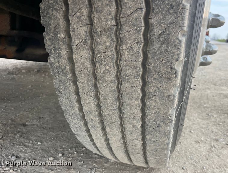 image for item LD9350 2003 International  9200i semi truck