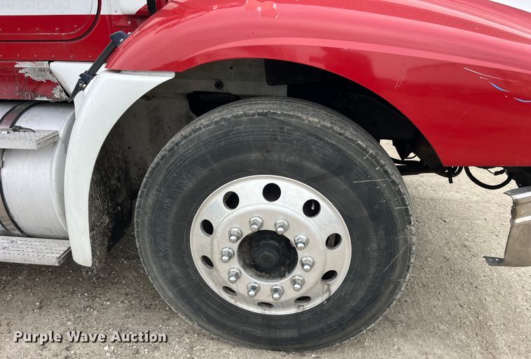 image for item LD9350 2003 International  9200i semi truck