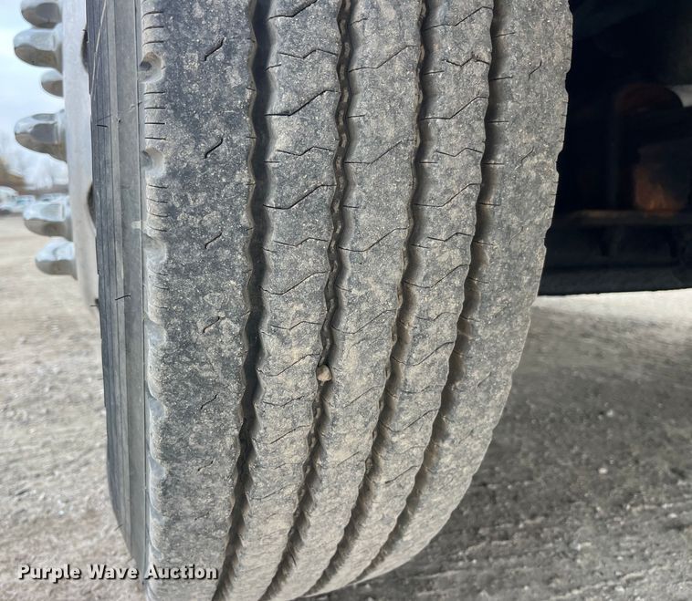 image for item LD9350 2003 International  9200i semi truck