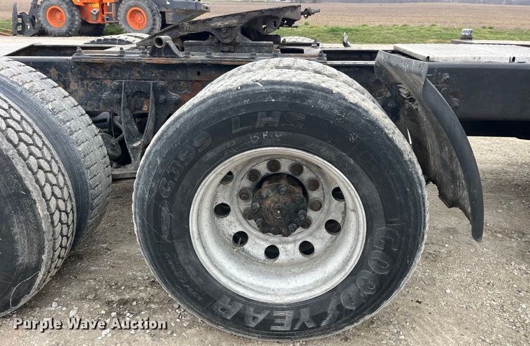 image for item LD9350 2003 International  9200i semi truck