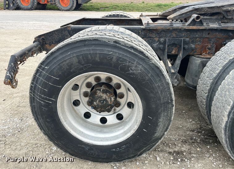 image for item LD9350 2003 International  9200i semi truck