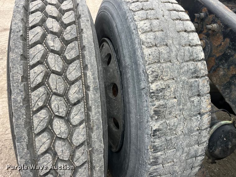 image for item LD9350 2003 International  9200i semi truck