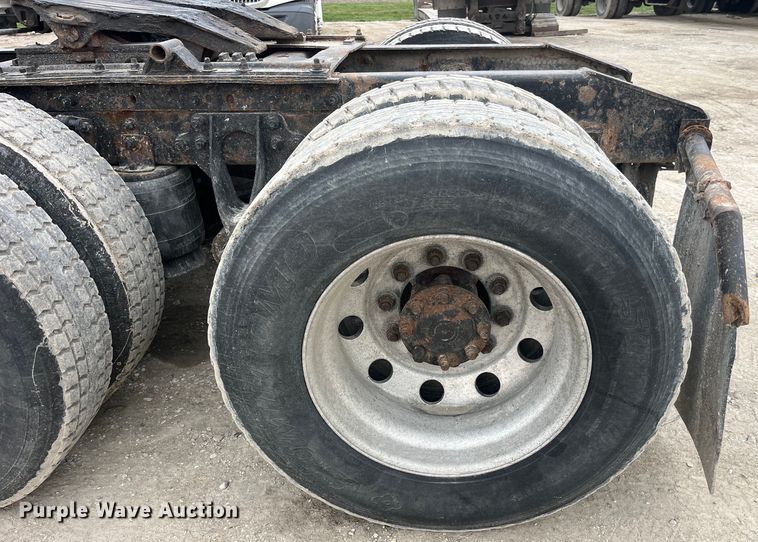 image for item LD9350 2003 International  9200i semi truck