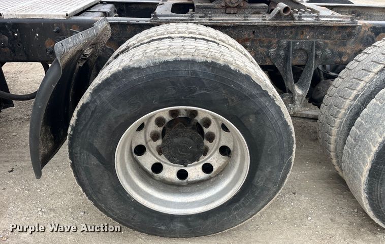 image for item LD9350 2003 International  9200i semi truck