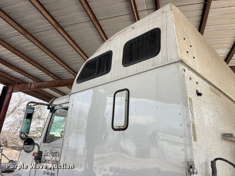 image for item LD9352 2006 International 9400i semi truck