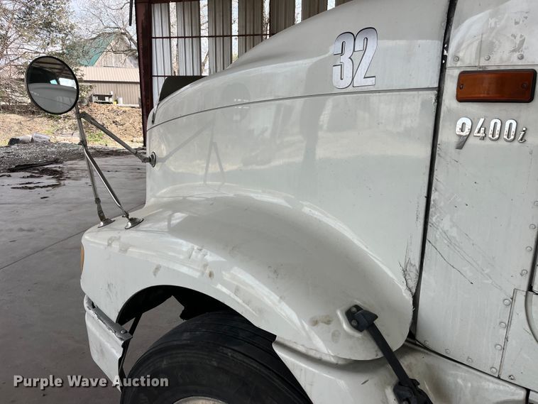 image for item LD9352 2006 International 9400i semi truck