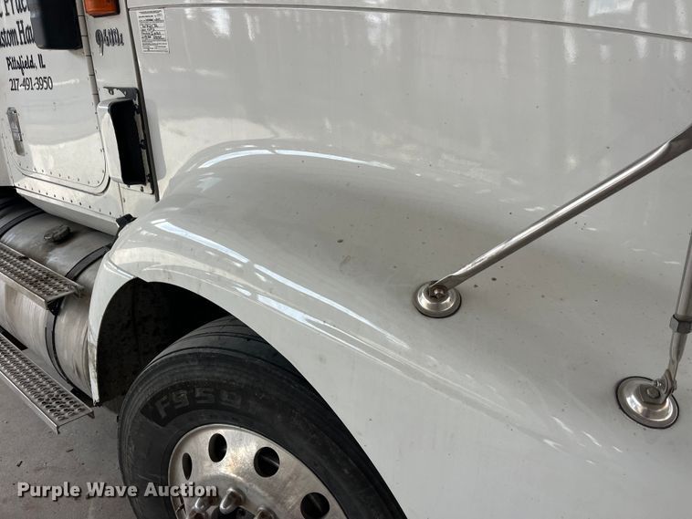 image for item LD9352 2006 International 9400i semi truck