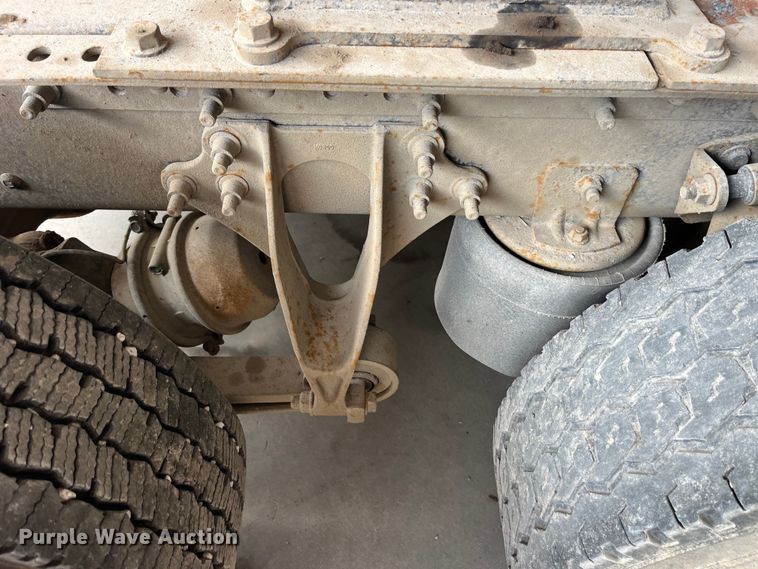 image for item LD9352 2006 International 9400i semi truck