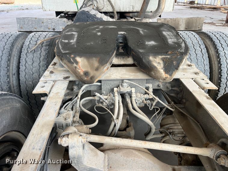 image for item LD9352 2006 International 9400i semi truck