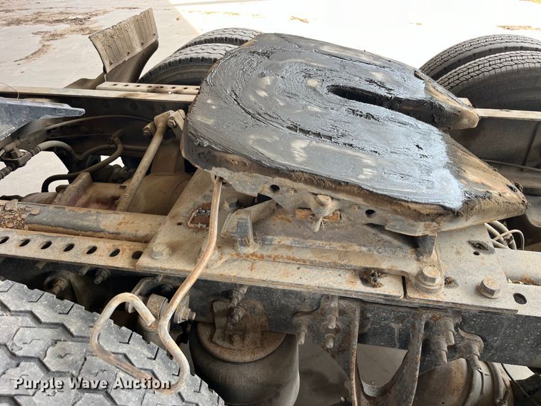 image for item LD9352 2006 International 9400i semi truck