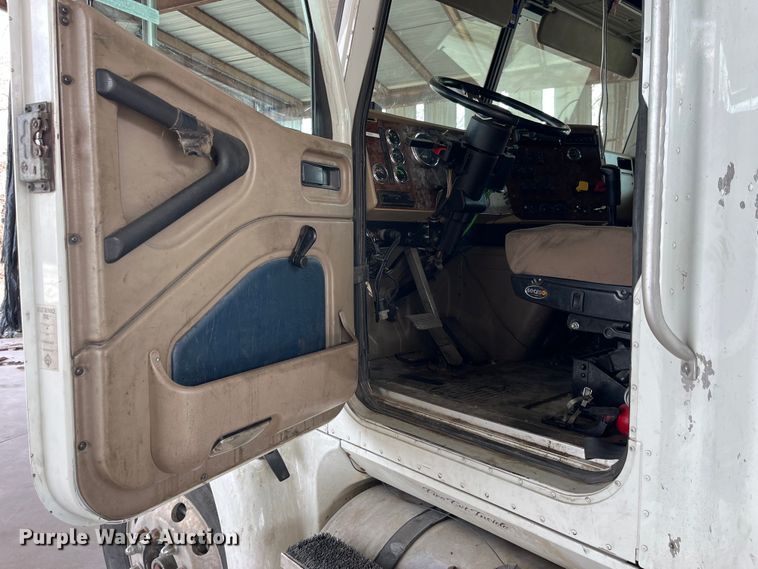 image for item LD9352 2006 International 9400i semi truck